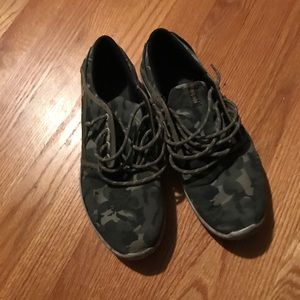 Size 9 men’s sneaker camo